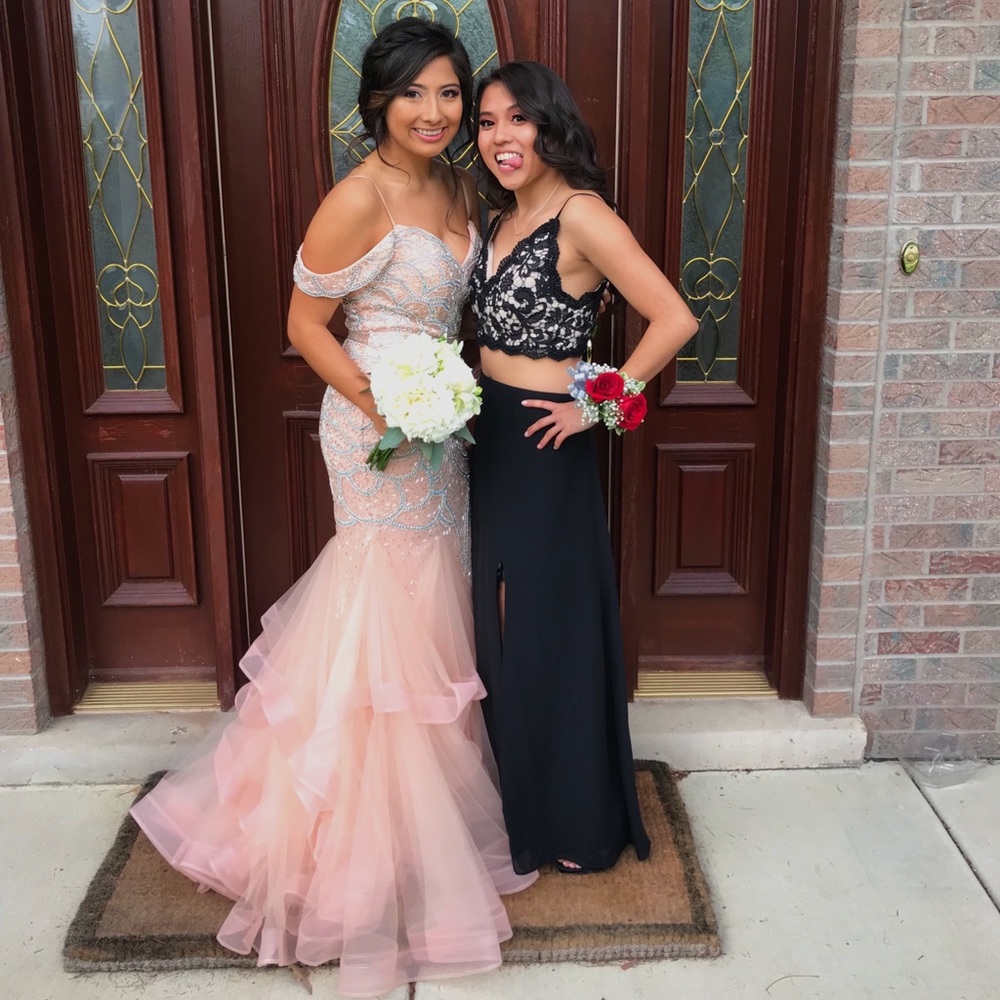 Im selling a prom dress!